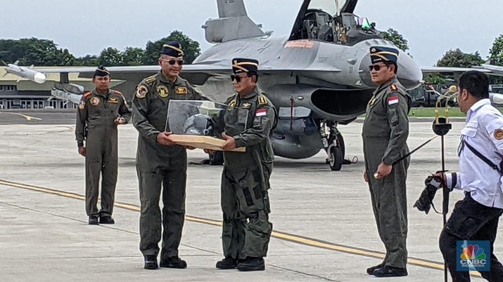 Menteri Pertahanan Prabowo Subianto mendapatkan lencana brevet wing penerbang kehormatan kelas I dari TNI Angkatan Udara usai mencoba pesawat F-16 Milik TNI AU selama hampir 30 menit mengudara. (CNBC Indonesia/Emir Yanwardhana)