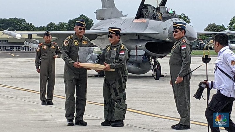 Menteri Pertahanan Prabowo Subianto mendapatkan lencana brevet wing penerbang kehormatan kelas I dari TNI Angkatan Udara usai mencoba pesawat F-16 Milik TNI AU selama hampir 30 menit mengudara. (CNBC Indonesia/Emir Yanwardhana)