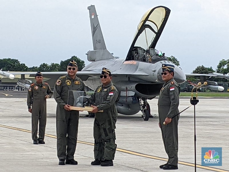 Menteri Pertahanan Prabowo Subianto mendapatkan lencana brevet wing penerbang kehormatan kelas I dari TNI Angkatan Udara usai mencoba pesawat F-16 Milik TNI AU selama hampir 30 menit mengudara. (CNBC Indonesia/Emir Yanwardhana)