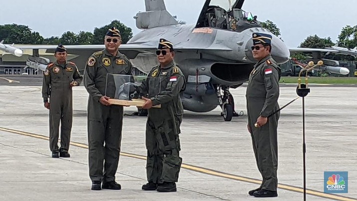 Menteri Pertahanan Prabowo Subianto mendapatkan lencana brevet wing penerbang kehormatan kelas I dari TNI Angkatan Udara usai mencoba pesawat F-16 Milik TNI AU selama hampir 30 menit mengudara. Menteri Pertahanan Prabowo Subianto mendapatkan lencana brevet wing penerbang kehormatan kelas I dari TNI Angkatan Udara usai mencoba pesawat F-16 Milik TNI AU selama hampir 30 menit mengudara. (CNBC Indonesia/Emir Yanwardhana)