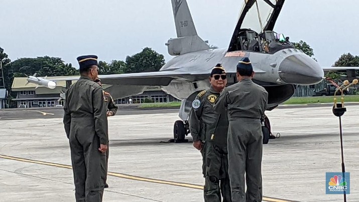 Menteri Pertahanan Prabowo Subianto mendapatkan lencana brevet wing penerbang kehormatan kelas I dari TNI Angkatan Udara usai mencoba pesawat F-16 Milik TNI AU selama hampir 30 menit mengudara. (CNBC Indonesia/Emir Yanwardhana)