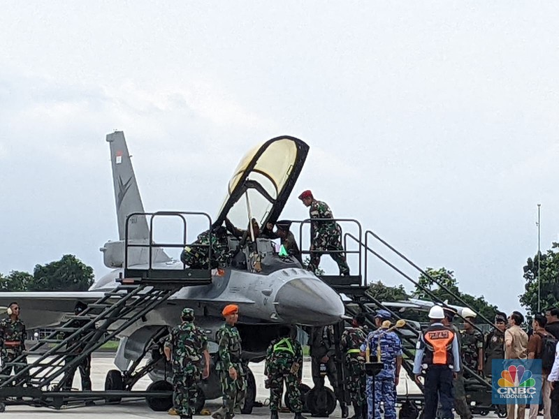 Menteri Pertahanan Prabowo Subianto mendapatkan lencana brevet wing penerbang kehormatan kelas I dari TNI Angkatan Udara usai mencoba pesawat F-16 Milik TNI AU selama hampir 30 menit mengudara. (CNBC Indonesia/Emir Yanwardhana)