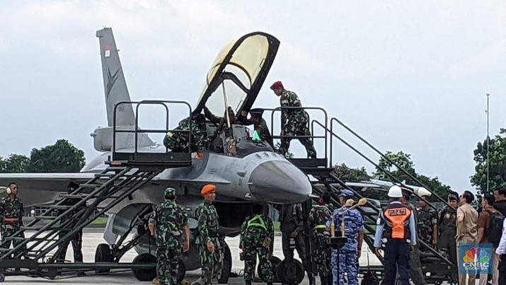 Menteri Pertahanan Prabowo Subianto mendapatkan lencana brevet wing penerbang kehormatan kelas I dari TNI Angkatan Udara usai mencoba pesawat F-16 Milik TNI AU selama hampir 30 menit mengudara. (CNBC Indonesia/Emir Yanwardhana)