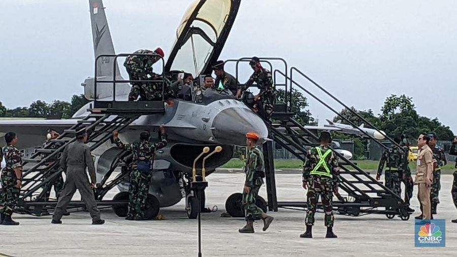 Menteri Pertahanan Prabowo Subianto mendapatkan lencana brevet wing penerbang kehormatan kelas I dari TNI Angkatan Udara usai mencoba pesawat F-16 Milik TNI AU selama hampir 30 menit mengudara. (վ/Emir Yanwardhana)