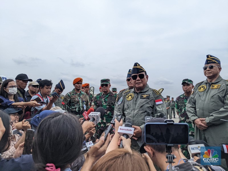 Menteri Pertahanan Prabowo Subianto mendapatkan lencana brevet wing penerbang kehormatan kelas I dari TNI Angkatan Udara usai mencoba pesawat F-16 Milik TNI AU selama hampir 30 menit mengudara. (CNBC Indonesia/Emir Yanwardhana)