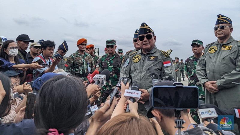 Menteri Pertahanan Prabowo Subianto mendapatkan lencana brevet wing penerbang kehormatan kelas I dari TNI Angkatan Udara usai mencoba pesawat F-16 Milik TNI AU selama hampir 30 menit mengudara. (CNBC Indonesia/Emir Yanwardhana)