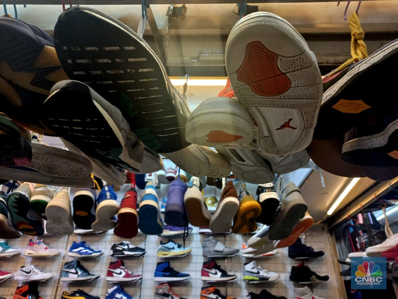 Pedagang beraktifitas jual beli sepatu bekas impor di pasar senen, Jakarta, Rabu, (8/3/2023). Pedagang beraktifitas jual beli sepatu bekas impor di pasar senen, Jakarta, Rabu, (8/3/2023). (CNBC Indonesia/ Muhammad Sabki)