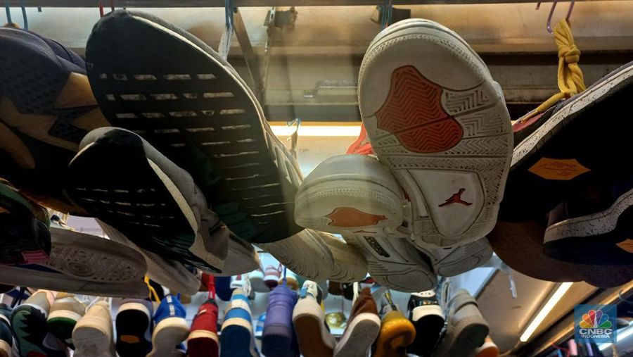 Pedagang beraktifitas jual beli sepatu bekas impor di pasar senen, Jakarta, Rabu, (8/3/2023). (CNBC Indonesia/ Muhammad Sabki)