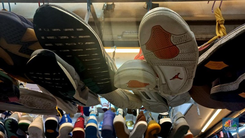 Pedagang beraktifitas jual beli sepatu bekas impor di pasar senen, Jakarta, Rabu, (8/3/2023). (CNBC Indonesia/ Muhammad Sabki)