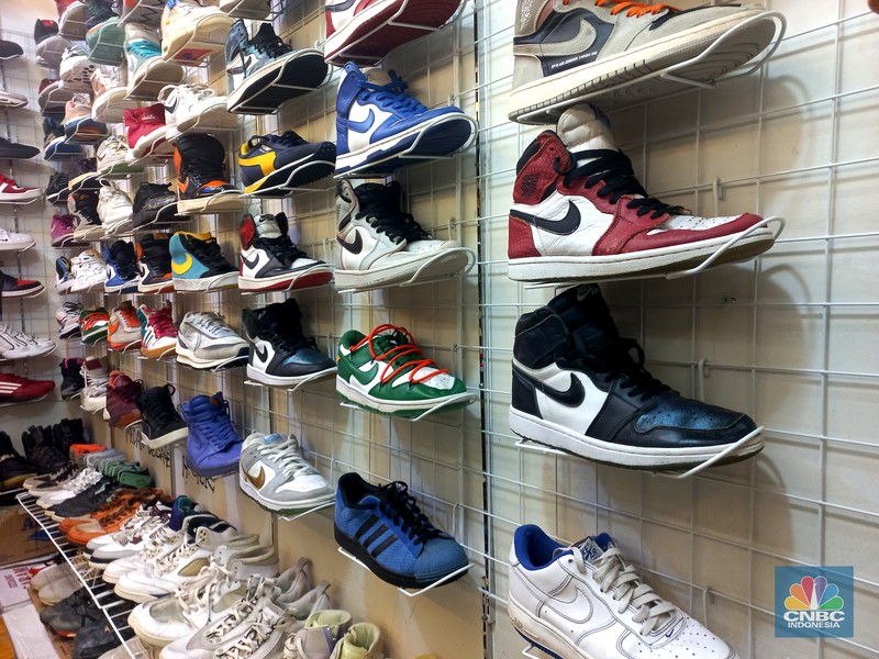 Pedagang beraktifitas jual beli sepatu bekas impor di pasar senen, Jakarta, Rabu, (8/3/2023). Pedagang beraktifitas jual beli sepatu bekas impor di pasar senen, Jakarta, Rabu, (8/3/2023). (CNBC Indonesia/ Muhammad Sabki)