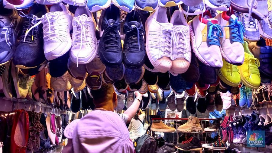 Pedagang beraktifitas jual beli sepatu bekas impor di pasar senen, Jakarta, Rabu, (8/3/2023). (CNBC Indonesia/ Muhammad Sabki)