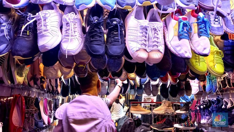 Pedagang beraktifitas jual beli sepatu bekas impor di pasar senen, Jakarta, Rabu, (8/3/2023). (CNBC Indonesia/ Muhammad Sabki)