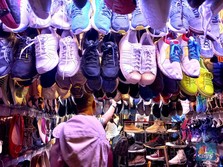 Tegas Nih! Sepatu Bekas Singapura Ilegal, Harus Dimusnahkan