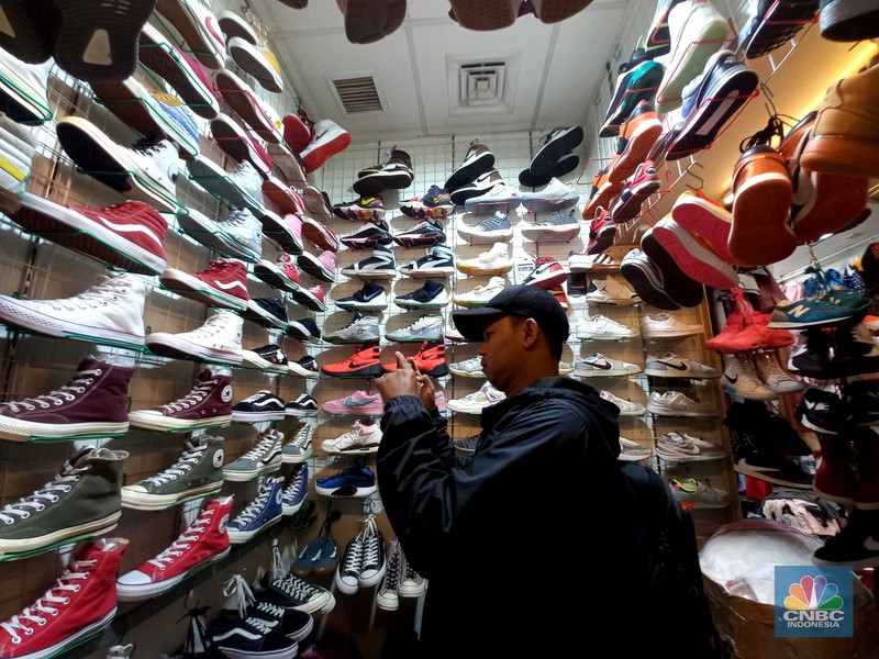 Pedagang beraktifitas jual beli sepatu bekas impor di pasar senen, Jakarta, Rabu, (8/3/2023). Pedagang beraktifitas jual beli sepatu bekas impor di pasar senen, Jakarta, Rabu, (8/3/2023). (CNBC Indonesia/ Muhammad Sabki)