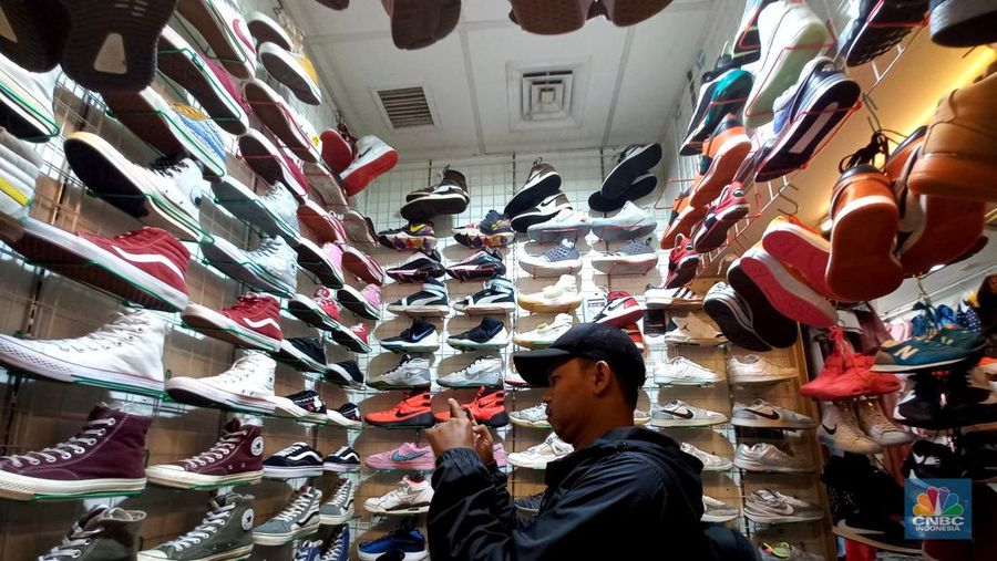Pedagang beraktifitas jual beli sepatu bekas impor di pasar senen, Jakarta, Rabu, (8/3/2023). (CNBC Indonesia/ Muhammad Sabki)
