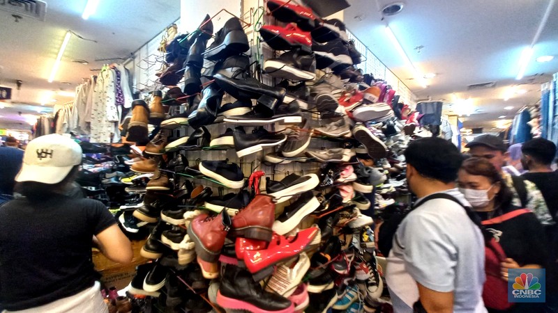 Pedagang beraktifitas jual beli sepatu bekas impor di pasar senen, Jakarta, Rabu, (8/3/2023). (CNBC Indonesia/ Muhammad Sabki)