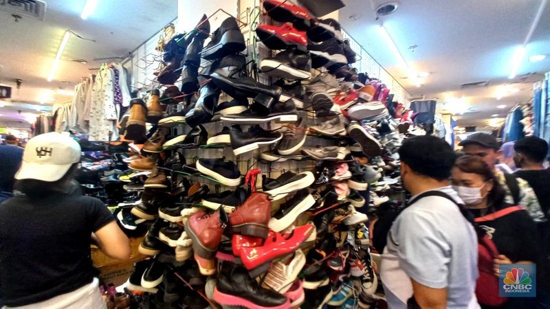 Pedagang beraktifitas jual beli sepatu bekas impor di pasar senen, Jakarta, Rabu, (8/3/2023). (CNBC Indonesia/ Muhammad Sabki)
