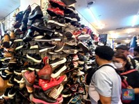 Sepatu Impor Bekas Dijual Karungan, Begini Penampakannya