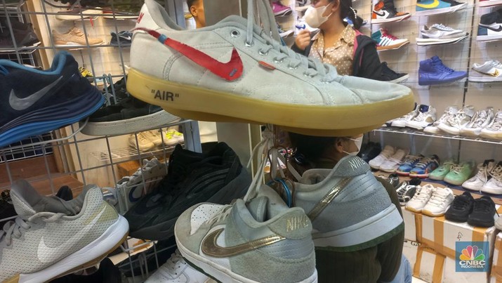 Pedagang beraktifitas jual beli sepatu bekas impor di pasar senen, Jakarta, Rabu, (8/3/2023). Pedagang beraktifitas jual beli sepatu bekas impor di pasar senen, Jakarta, Rabu, (8/3/2023). (CNBC Indonesia/ Muhammad Sabki)