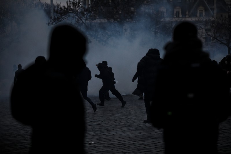 Demonstran dari serikat Konfederasi Buruh Demokratik Prancis (CFDT) pada protes selama pemogokan nasional menentang reformasi pensiun pada 7 Maret 2023 di Paris, Prancis. Demonstran dari serikat Konfederasi Buruh Demokratik Prancis (CFDT) pada protes selama pemogokan nasional menentang reformasi pensiun pada 7 Maret 2023 di Paris, Prancis. Tahun 2023 telah terjadi serangkaian pemogokan umum dan demonstrasi yang diselenggarakan di seluruh Prancis oleh penentang reformasi pensiun pemerintah dari pemerintah Borne yang berencana untuk meningkatkan usia pensiun dari 62 menjadi 64 tahun. (Aziz Karimov/Getty Images)