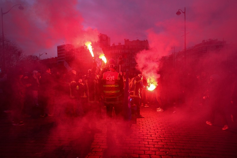 Demonstran dari serikat Konfederasi Buruh Demokratik Prancis (CFDT) pada protes selama pemogokan nasional menentang reformasi pensiun pada 7 Maret 2023 di Paris, Prancis. Demonstran dari serikat Konfederasi Buruh Demokratik Prancis (CFDT) pada protes selama pemogokan nasional menentang reformasi pensiun pada 7 Maret 2023 di Paris, Prancis. Tahun 2023 telah terjadi serangkaian pemogokan umum dan demonstrasi yang diselenggarakan di seluruh Prancis oleh penentang reformasi pensiun pemerintah dari pemerintah Borne yang berencana untuk meningkatkan usia pensiun dari 62 menjadi 64 tahun. (Aziz Karimov/Getty Images)