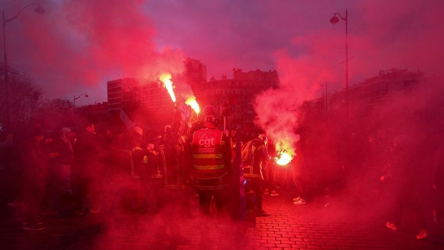 Petugas pemadam kebakaran bekerja selama protes terhadap rencana pemerintah untuk mengubah sistem pensiun pada 7 Maret 2023 di Paris, Prancis. Tahun 2023 telah terjadi serangkaian pemogokan umum dan demonstrasi yang diselenggarakan di seluruh Prancis oleh penentang reformasi pensiun pemerintah dari pemerintah Borne yang berencana untuk meningkatkan usia pensiun dari 62 menjadi 64 tahun. (Aziz Karimov/Getty Images)