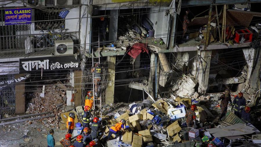 Petugas pemadam kebakaran dan penyelamat Bangladesh bekerja setelah ledakan terjadi di dalam sebuah gedung di Siddique Bazar di Dhaka. Sedikitnya 17 orang tewas dan lebih dari 100 lainnya luka-luka setelah ledakan terjadi di dalam gedung perkantoran. (K M Asad/LightRocket via Getty Images)