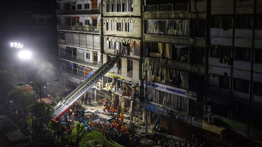 Petugas pemadam kebakaran dan penyelamat Bangladesh bekerja setelah ledakan terjadi di dalam sebuah gedung di Siddique Bazar di Dhaka. Sedikitnya 17 orang tewas dan lebih dari 100 lainnya luka-luka setelah ledakan terjadi di dalam gedung perkantoran. (K M Asad/LightRocket via Getty Images)