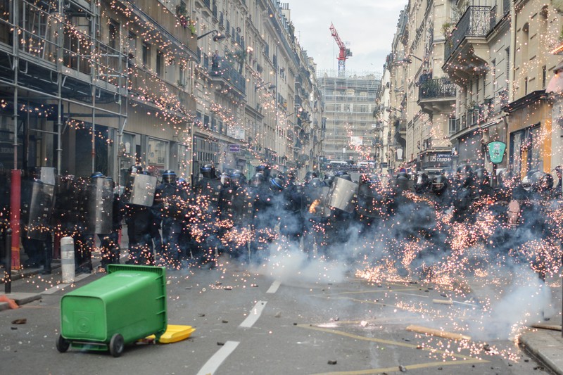 Demonstran dari serikat Konfederasi Buruh Demokratik Prancis (CFDT) pada protes selama pemogokan nasional menentang reformasi pensiun pada 7 Maret 2023 di Paris, Prancis. Demonstran dari serikat Konfederasi Buruh Demokratik Prancis (CFDT) pada protes selama pemogokan nasional menentang reformasi pensiun pada 7 Maret 2023 di Paris, Prancis. Tahun 2023 telah terjadi serangkaian pemogokan umum dan demonstrasi yang diselenggarakan di seluruh Prancis oleh penentang reformasi pensiun pemerintah dari pemerintah Borne yang berencana untuk meningkatkan usia pensiun dari 62 menjadi 64 tahun. (Aziz Karimov/Getty Images)