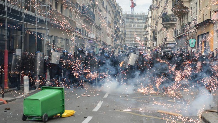 Polisi anti huru hara terlibat dalam bentrokan dengan pengunjuk rasa dalam unjuk rasa menentang rencana Presiden Prancis untuk menaikkan usia pensiun resmi dari 62 menjadi 64 tahun di Paris, pada 7 Maret 2023. (Firas Abdullah/Anadolu Agency via Getty Images)