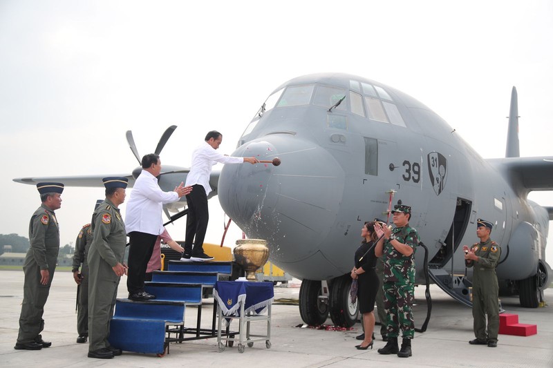 Presiden Joko Widodo didampingi Sekretaris Kabinet Pramono Anung, Menteri Pertahanan Prabowo Subianto, Menteri Pertanian Syahrul Yasin Limpo, Kepala Badan Pangan Nasional Arief Prasetyo Adi, dan Gubernur Jawa Tengah Ganjar Pranowo meninjau panen raya padi dan berdialog dengan petani di Desa Lajer, Kecamatan Ambal, Kabupaten Kebumen, Provinsi Jawa Tengah Kamis (9/3/2023). (Dok: Biro Pers Sekretariat Presiden) Presiden Joko Widodo didampingi Sekretaris Kabinet Pramono Anung, Menteri Pertahanan Prabowo Subianto, Menteri Pertanian Syahrul Yasin Limpo, Kepala Badan Pangan Nasional Arief Prasetyo Adi, dan Gubernur Jawa Tengah Ganjar Pranowo meninjau panen raya padi dan berdialog dengan petani di Desa Lajer, Kecamatan Ambal, Kabupaten Kebumen, Provinsi Jawa Tengah Kamis (9/3/2023). (Dok: Biro Pers Sekretariat Presiden)