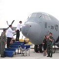 Saat Jokowi Mandikan Pesawat Super Hercules Pakai Air Kembang
