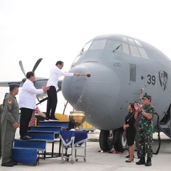 Saat Jokowi Mandikan Pesawat Super Hercules Pakai Air Kembang