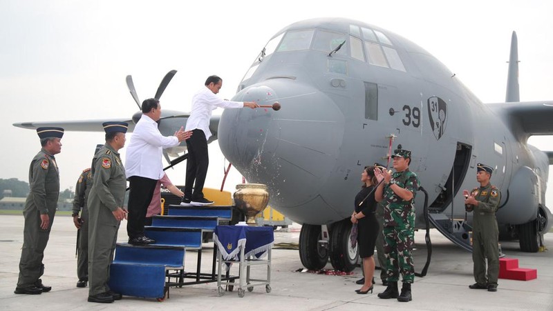 Presiden Joko Widodo didampingi Sekretaris Kabinet Pramono Anung, Menteri Pertahanan Prabowo Subianto, Menteri Pertanian Syahrul Yasin Limpo, Kepala Badan Pangan Nasional Arief Prasetyo Adi, dan Gubernur Jawa Tengah Ganjar Pranowo  meninjau panen raya padi dan berdialog dengan petani di Desa Lajer, Kecamatan Ambal, Kabupaten Kebumen, Provinsi Jawa Tengah Kamis (9/3/2023). (Dok: Biro Pers Sekretariat Presiden)