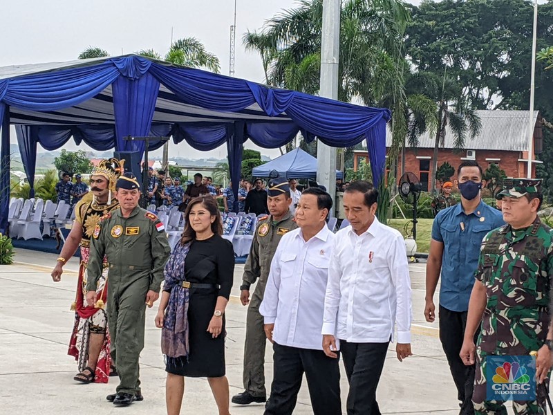 Presiden RI akan menyerahkan pesawat C-130 J Super Hercules A-1339 dan C-130H A-1315 kepada Menhan RI dilanjutkan acara penyematan Brevet Penerbang Kehormatan Kelas I dari Kasau kepada Menhan RI di Apron Gedung Pandawa Lanud Halim Perdana Kusuma, Jakarta. (CNBC Indonesia/Emir Yanwardhana)