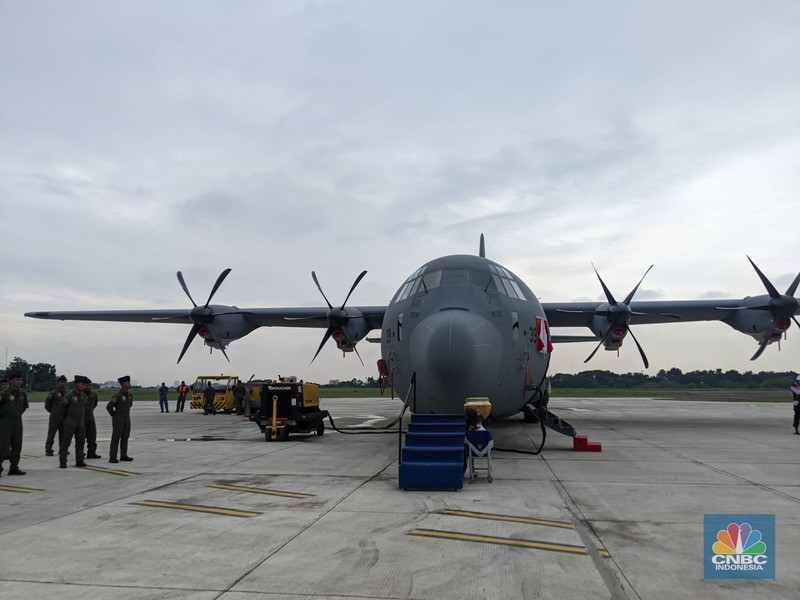 Presiden RI akan menyerahkan pesawat C-130 J Super Hercules A-1339 dan C-130H A-1315 kepada Menhan RI dilanjutkan acara penyematan Brevet Penerbang Kehormatan Kelas I dari Kasau kepada Menhan RI di Apron Gedung Pandawa Lanud Halim Perdana Kusuma, Jakarta. (CNBC Indonesia/Emir Yanwardhana)