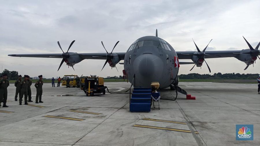 Presiden RI akan menyerahkan pesawat C-130 J Super Hercules A-1339 dan C-130H A-1315 kepada Menhan RI dilanjutkan acara penyematan Brevet Penerbang Kehormatan Kelas I dari Kasau kepada Menhan RI di Apron Gedung Pandawa Lanud Halim Perdana Kusuma, Jakarta. (CNBC Indonesia/Emir Yanwardhana)