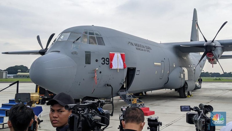 Presiden RI akan menyerahkan pesawat C-130 J Super Hercules A-1339 dan C-130H A-1315 kepada Menhan RI dilanjutkan acara penyematan Brevet Penerbang Kehormatan Kelas I dari Kasau kepada Menhan RI di Apron Gedung Pandawa Lanud Halim Perdana Kusuma, Jakarta. (CNBC Indonesia/Emir Yanwardhana)