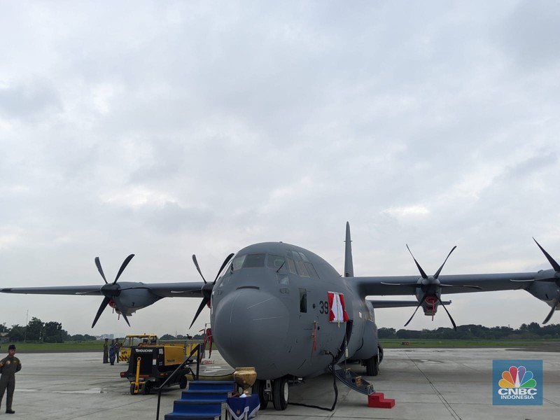 Presiden RI akan menyerahkan pesawat C-130 J Super Hercules A-1339 dan C-130H A-1315 kepada Menhan RI dilanjutkan acara penyematan Brevet Penerbang Kehormatan Kelas I dari Kasau kepada Menhan RI di Apron Gedung Pandawa Lanud Halim Perdana Kusuma, Jakarta. Presiden RI akan menyerahkan pesawat C-130 J Super Hercules A-1339 dan C-130H A-1315 kepada Menhan RI dilanjutkan acara penyematan Brevet Penerbang Kehormatan Kelas I dari Kasau kepada Menhan RI di Apron Gedung Pandawa Lanud Halim Perdana Kusuma, Jakarta. (CNBC Indonesia/Emir Yanwardhana)