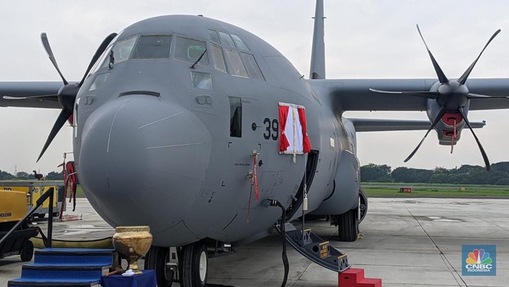 Presiden RI akan menyerahkan pesawat C-130 J Super Hercules A-1339 dan C-130H A-1315 kepada Menhan RI dilanjutkan acara penyematan Brevet Penerbang Kehormatan Kelas I dari Kasau kepada Menhan RI di Apron Gedung Pandawa Lanud Halim Perdana Kusuma, Jakarta. (CNBC Indonesia/Emir Yanwardhana)