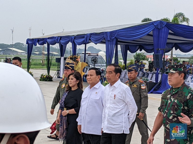 Presiden Joko Widodo didampingi Sekretaris Kabinet Pramono Anung, Menteri Pertahanan Prabowo Subianto, Menteri Pertanian Syahrul Yasin Limpo, Kepala Badan Pangan Nasional Arief Prasetyo Adi, dan Gubernur Jawa Tengah Ganjar Pranowo meninjau panen raya padi dan berdialog dengan petani di Desa Lajer, Kecamatan Ambal, Kabupaten Kebumen, Provinsi Jawa Tengah Kamis (9/3/2023). (Dok: Biro Pers Sekretariat Presiden) Presiden Joko Widodo didampingi Sekretaris Kabinet Pramono Anung, Menteri Pertahanan Prabowo Subianto, Menteri Pertanian Syahrul Yasin Limpo, Kepala Badan Pangan Nasional Arief Prasetyo Adi, dan Gubernur Jawa Tengah Ganjar Pranowo meninjau panen raya padi dan berdialog dengan petani di Desa Lajer, Kecamatan Ambal, Kabupaten Kebumen, Provinsi Jawa Tengah Kamis (9/3/2023). (Dok: Biro Pers Sekretariat Presiden)