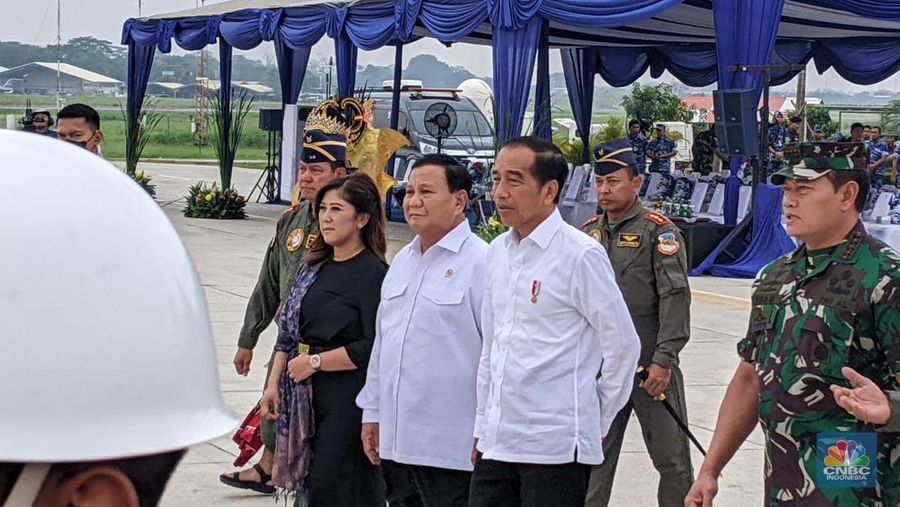 Presiden RI akan menyerahkan pesawat C-130 J Super Hercules A-1339 dan C-130H A-1315 kepada Menhan RI dilanjutkan acara penyematan Brevet Penerbang Kehormatan Kelas I dari Kasau kepada Menhan RI di Apron Gedung Pandawa Lanud Halim Perdana Kusuma, Jakarta. (վ/Emir Yanwardhana)