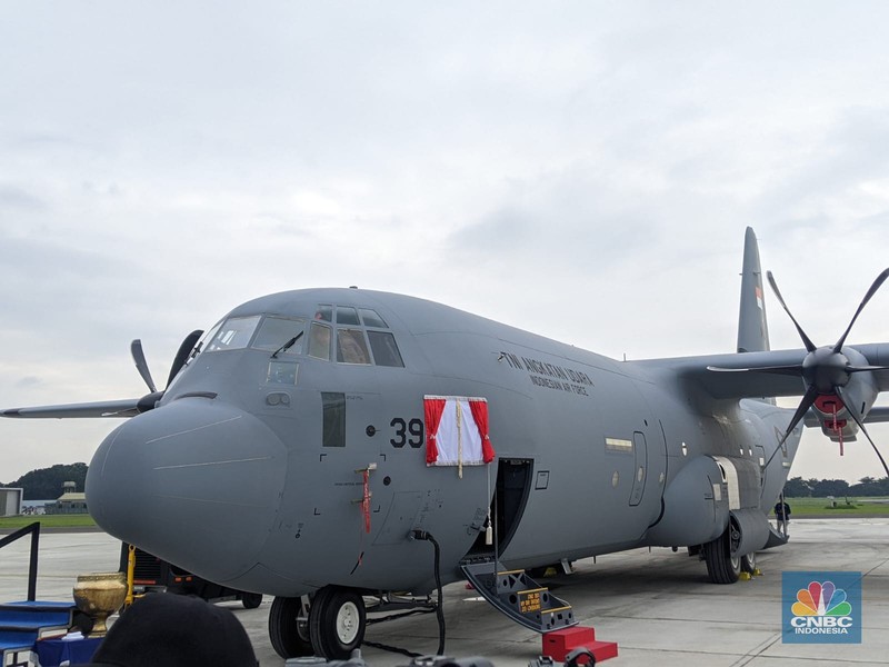 Presiden RI akan menyerahkan pesawat C-130 J Super Hercules A-1339 dan C-130H A-1315 kepada Menhan RI dilanjutkan acara penyematan Brevet Penerbang Kehormatan Kelas I dari Kasau kepada Menhan RI di Apron Gedung Pandawa Lanud Halim Perdana Kusuma, Jakarta. (CNBC Indonesia/Emir Yanwardhana)