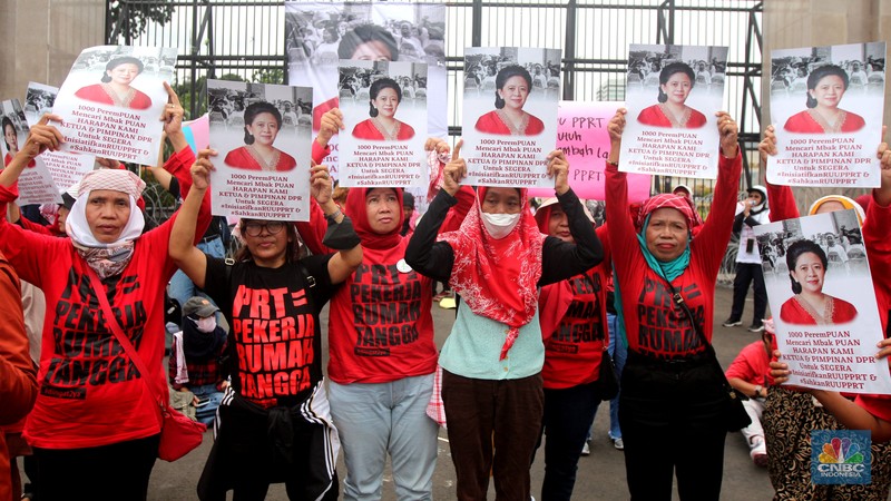 Puluhan perempuan yang tergabung dalam Jaringan Nasional Advokasi Pekerja Rumah Tangga (JALA PRT), menggelar aksi unjuk rasa di depan Gedung DPR RI, Senayan, Jakarta, Rabu, (8/3). (CNBC Indonesia/ Muhammad Sabki)