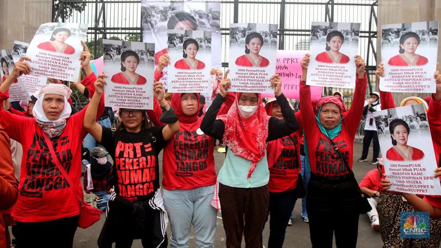 Puluhan perempuan yang tergabung dalam Jaringan Nasional Advokasi Pekerja Rumah Tangga (JALA PRT), menggelar aksi unjuk rasa di depan Gedung DPR RI, Senayan, Jakarta, Rabu, (8/3). (CNBC Indonesia/ Muhammad Sabki)