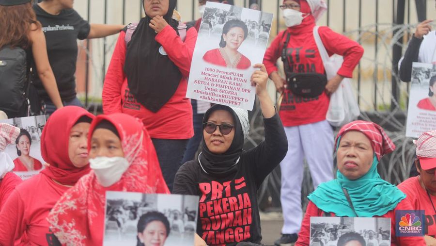 Puluhan perempuan yang tergabung dalam Jaringan Nasional Advokasi Pekerja Rumah Tangga (JALA PRT), menggelar aksi unjuk rasa di depan Gedung DPR RI, Senayan, Jakarta, Rabu, (8/3). (CNBC Indonesia/ Muhammad Sabki)