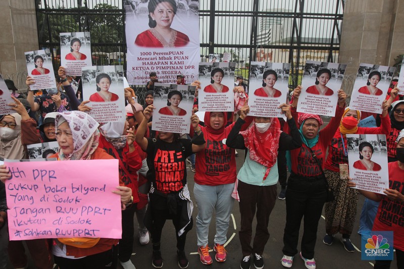 Puluhan perempuan yang tergabung dalam Jaringan Nasional Advokasi Pekerja Rumah Tangga (JALA PRT), menggelar aksi unjuk rasa di depan Gedung DPR RI, Senayan, Jakarta, Rabu, (8/3). (CNBC Indonesia/ Muhammad Sabki)