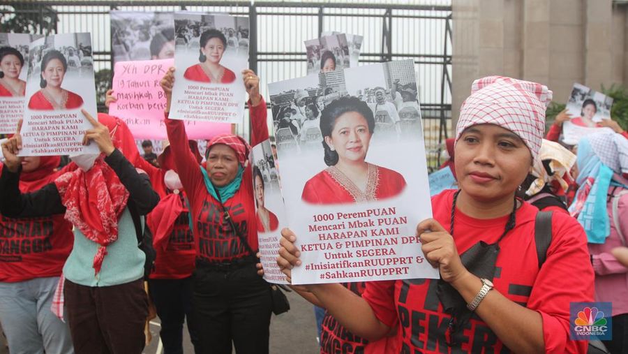 Puluhan perempuan yang tergabung dalam Jaringan Nasional Advokasi Pekerja Rumah Tangga (JALA PRT), menggelar aksi unjuk rasa di depan Gedung DPR RI, Senayan, Jakarta, Rabu, (8/3). (CNBC Indonesia/ Muhammad Sabki)