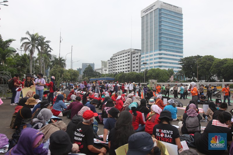 Puluhan perempuan yang tergabung dalam Jaringan Nasional Advokasi Pekerja Rumah Tangga (JALA PRT), menggelar aksi unjuk rasa di depan Gedung DPR RI, Senayan, Jakarta, Rabu, (8/3). (CNBC Indonesia/ Muhammad Sabki)