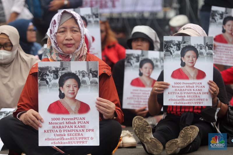 Puluhan perempuan yang tergabung dalam Jaringan Nasional Advokasi Pekerja Rumah Tangga (JALA PRT), menggelar aksi unjuk rasa di depan Gedung DPR RI, Senayan, Jakarta, Rabu, (8/3). (CNBC Indonesia/ Muhammad Sabki)